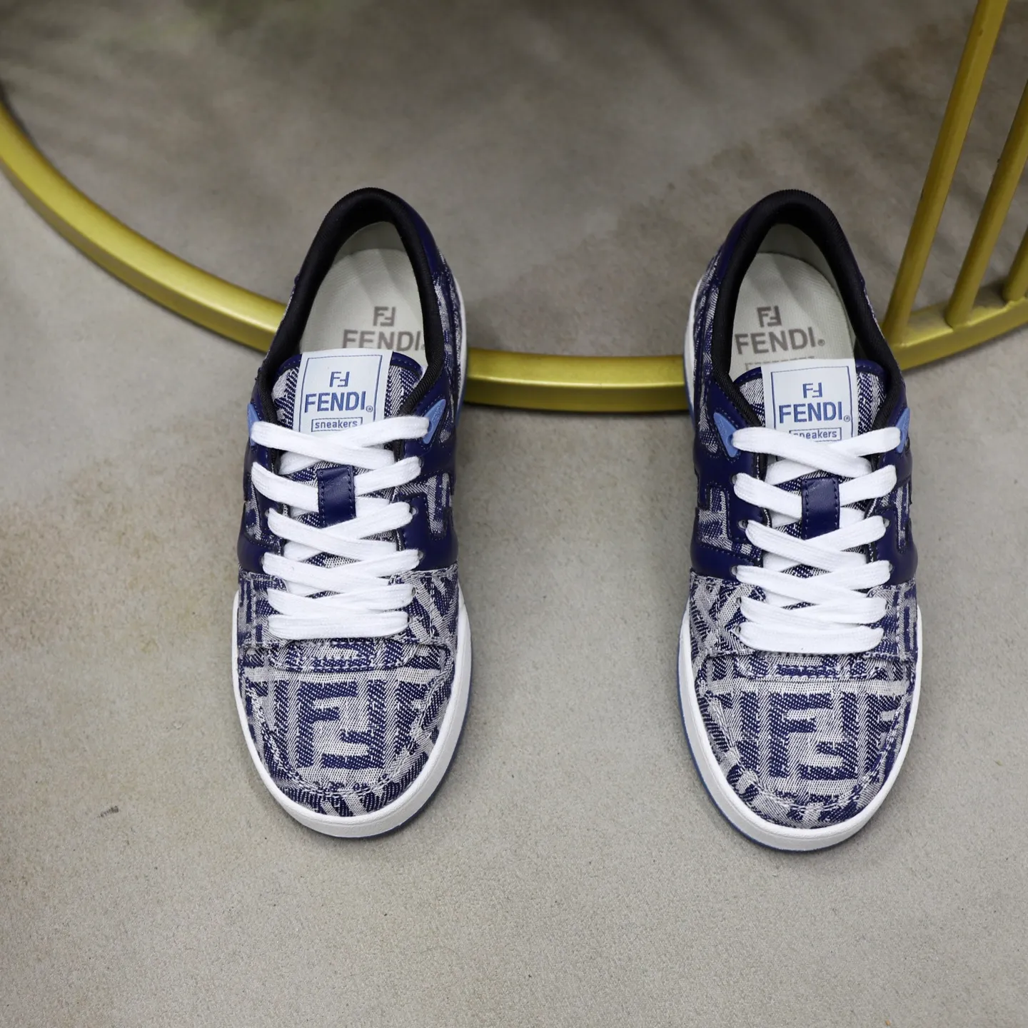 Ex-factory price: 640🔥Couple model (top original order) Brand: FENDI Size: 35-44 (customized for men 38 and 45) Grade: original order quality High version Material: Imported original cowhide stitching ➕ High-quality and comfortable lining Original TPU lightweight anti-slip outsole Style category: Travel fashion casual shoes Versatile trend